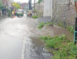 Drainase Buruk di Jalan Pesantren Cibabat, Warga Keluhkan Banjir Mendadak Usai Hujan Lebat