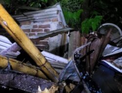 Pohon Tumbang Akibat Hujan Deras dan Angin Kencang Rusak Atap Rumah Kontrakan di Cimahi Utara