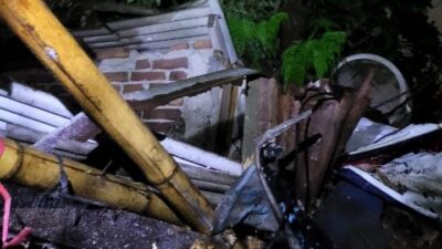 Pohon Tumbang Akibat Hujan Deras dan Angin Kencang Rusak Atap Rumah Kontrakan di Cimahi Utara