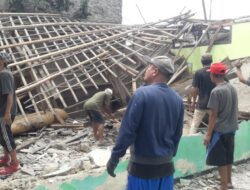 Warga RW 06 dan RW 07 Kelurahan Benteng Gotong Royong Robohkan Bangunan Madrasah yang Rusak
