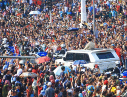 Masyarakat Padati Jalan dari Istana Merdeka ke Monas, Sambut Presiden Prabowo dalam Rangkaian Kebesaran HUT ke-80 TNI