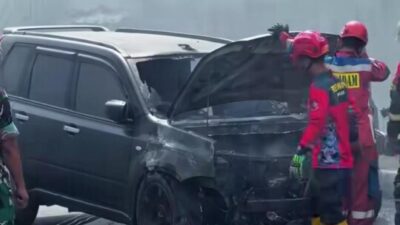 Mobil Terbakar di Under pass Dustira, Lalu Lintas Cimahi Macet Dua Kilometer