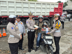 Ops Zebra Lodaya Hari Ke-3, Kasat Lantas Polres Sumedang Berikan Reward Kepada Pengendara yang Tertib Kelengkapan Kendaraan