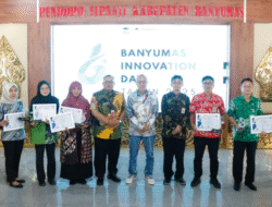 Bupati Sadewo Serahkan Penghargaan Kepada Inovator Banyumas