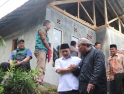 Wabup. Sukabumi, H. Andreas Serahkan Bantuan Rutilahu Kepada Warga Desa Jayabakti