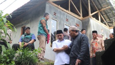 Wabup. Sukabumi, H. Andreas Serahkan Bantuan Rutilahu Kepada Warga Desa Jayabakti