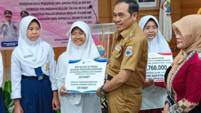 Anggaran Disinergikan! Pemkot Cimahi Gelontorkan Bantuan Pendidikan, Mulai dari Seragam hingga SPP Gratis