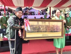 Momen Haru di Hari Juang TNI AD Cimahi, Abah Alam Serahkan Foto Bersejarah Kepada Istri KSAD