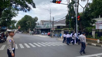 Satlantas Polres Cimahi Sosialisasikan Pelican Crossing