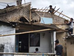 Diguyur Hujan Dini Hari, Rumah Nelawati Roboh, 10 Jiwa Bertahan di Bawah Terpal