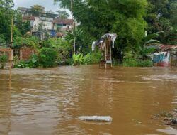 Debit Sungai Naik, Warga Cimahi Antisipasi Banjir di Tengah Hujan Lebat