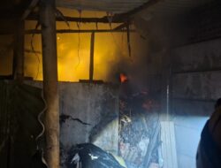 Tempat Rongsok di Citeureup Cimahi Utara Terbakar, Diduga Akibat Korsleting Listrik