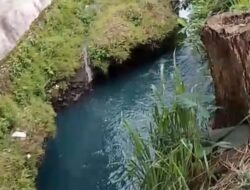 Air Sungai Mendadak Berwarna Biru, Warga Nyomplong Kulon Jalan Saniin Geger