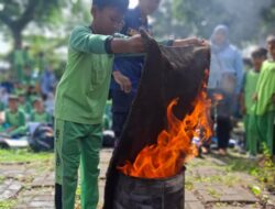 Sosialisasi Damkar di SDN Baros Mandiri 4, Tanamkan Kesadaran Bahaya Kebakaran Sejak Dini