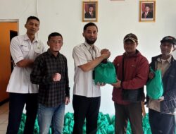 Di Bulam Suci Ramadhan Perhutani KPH Bandung Utara Bagikan Sembako Kepada Penyadap Getah Pinus