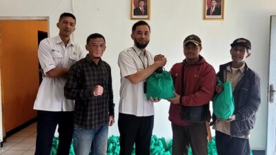 Di Bulam Suci Ramadhan Perhutani KPH Bandung Utara Bagikan Sembako Kepada Penyadap Getah Pinus