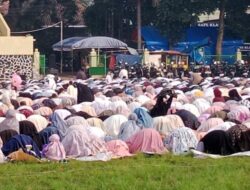 Ribuan Jemaah Padati Lapangan Rajawali Cimahi, Salat Id Tetap Khidmat di Tengah Kondisi Basah