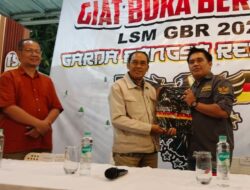 Ketua Umum LSM GBR Serahkan Baju Kebesaran kepada Wali Kota Cimahi