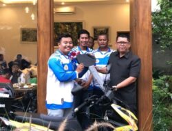 Anggota DPRD Kota Sukabumi, H. Agus Samsul Serahkan Motor Layanan Sosial Untuk Karang Taruna Karang Tengah