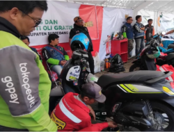 Baznas Salurkan Oli Gratis dan Sembako untuk 300 Ojol di Sumedang