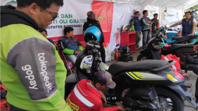 Baznas Salurkan Oli Gratis dan Sembako untuk 300 Ojol di Sumedang