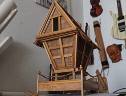 Merawat Tradisi dari Bambu, Om Yosh dan Miniatur Leuit yang Bercerita