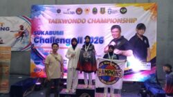 Dominasi Elite Kingdom Tak Terbendung di Kejuaraan Taekwondo Sukabumi Challenge II   Teropong indonesia, KOTA SUKABUMI – Atmosfer panas dan gemuruh sorak penonton menyelimuti arena kejuaraan Taekwondo Sukabumi Challenge 2 KONI Cup. Turnamen bergengsi yang menjadi ajang pembuktian bagi para taekwondoin (atlet taekwondo) muda berbakat dari Kabupaten Sukabumi hingga Kabupaten Cianjur ini sukses digelar dengan tensi kompetisi yang tinggi dan menjunjung tinggi sportivitas.  Diketahui, dalam Event Kejuaraan Sukabumi Challenge 2 kali ini klub Elite Taekwondo Kingdom tampil mengganas di atas tatami. Mereka sukses menumbangkan dominasi lawan dan keluar sebagai Juara Umum di dua kategori bergengsi sekaligus, yakni kategori Pemula dan Kategori Prestasi.  Sejak babak penyisihan hingga partai final, jual-beli tendangan chagi yang bertenaga dan akurat terus tersaji. Elite Kingdom tampil superior dengan memborong medali dalam jumlah fantastis.  Pada kategori Juara Umum Pemula, Elite Kingdom kokoh di puncak dengan raihan 41 emas, 34 perak, dan 11 perunggu. Posisi kedua diamankan oleh tuan rumah   Taekwondo Indonesia Kabupaten Sukabumi (11 emas, 11 perak, 19 perunggu), disusul oleh Tim EVO Kabupaten Sukabumi di peringkat ketiga (11 emas, 8 perak, 14 perunggu). Ketangguhan Elite Kingdom kembali teruji di kategori Juara Umum Prestasi.   Mengandalkan teknik-teknik tinggi dan fisik yang prima, mereka kembali menyabet trofi Juara Umum 1 dengan 22 emas, 11 perak, dan 1 perunggu. Taekwondo Indonesia Kabupaten Sukabumi harus puas di posisi kedua (6 emas, 8 perak, 3 perunggu), sementara posisi ketiga diraih oleh Juang Taekwondo Club (5 emas, 3 perak, 1 perunggu).  Panggung Sukabumi Challenge 2 juga menjadi saksi lahirnya bintang baru. Atlet muda berbakat asal Kota Sukabumi, Azka Aufa, dinobatkan sebagai Atlet Terbaik Putra, sementara predikat Atlet Terbaik Putri berhasil disabet oleh Raina berkat performa  impresifnya di atas matras.  Ketua Panitia Sukabumi Challenge 2, Dipas Gumelar, menyatakan rasa syukur atas suksesnya gelaran ini. Demi memotivasi para atlet, pihak panitia yang didukung oleh berbagai sponsor, termasuk Bank BJB, memberikan dana pembinaan tunai yang cukup menggiurkan.  – Juara Umum 1 Prestasi: Dana pembinaan sebesar Rp3.500.000,-  – Juara Umum 1 Pemula: Dana pembinaan sebesar Rp3.000.000,-  – Juara Umum Favorit: Dana pembinaan sebesar Rp1.000.000,-  “Ini menjadi motivasi bagi kalian. Yang belum menang maupun yang sudah menang, ini adalah pengalaman berharga dari hasil kerja keras kalian,” ujar Dipas Gumelar saat di wawancara awak media, Minggu Malam (24/5/2026).  Sementara itu, Ketua KONI Kota Sukabumi, Yosef Mahdi Yunansyah memberikan apresiasi tinggi terhadap jalannya pertandingan yang dinilai sangat adil dan bersih. Kehadiran wasit dan juri tingkat provinsi hingga nasional memastikan setiap poin yang diraih atlet bersifat objektif dan fair play. (fal)