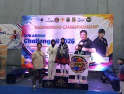 Dominasi Elite Kingdom Tak Terbendung di Kejuaraan Taekwondo Sukabumi Challenge II   Teropong indonesia, KOTA SUKABUMI – Atmosfer panas dan gemuruh sorak penonton menyelimuti arena kejuaraan Taekwondo Sukabumi Challenge 2 KONI Cup. Turnamen bergengsi yang menjadi ajang pembuktian bagi para taekwondoin (atlet taekwondo) muda berbakat dari Kabupaten Sukabumi hingga Kabupaten Cianjur ini sukses digelar dengan tensi kompetisi yang tinggi dan menjunjung tinggi sportivitas.  Diketahui, dalam Event Kejuaraan Sukabumi Challenge 2 kali ini klub Elite Taekwondo Kingdom tampil mengganas di atas tatami. Mereka sukses menumbangkan dominasi lawan dan keluar sebagai Juara Umum di dua kategori bergengsi sekaligus, yakni kategori Pemula dan Kategori Prestasi.  Sejak babak penyisihan hingga partai final, jual-beli tendangan chagi yang bertenaga dan akurat terus tersaji. Elite Kingdom tampil superior dengan memborong medali dalam jumlah fantastis.  Pada kategori Juara Umum Pemula, Elite Kingdom kokoh di puncak dengan raihan 41 emas, 34 perak, dan 11 perunggu. Posisi kedua diamankan oleh tuan rumah   Taekwondo Indonesia Kabupaten Sukabumi (11 emas, 11 perak, 19 perunggu), disusul oleh Tim EVO Kabupaten Sukabumi di peringkat ketiga (11 emas, 8 perak, 14 perunggu). Ketangguhan Elite Kingdom kembali teruji di kategori Juara Umum Prestasi.   Mengandalkan teknik-teknik tinggi dan fisik yang prima, mereka kembali menyabet trofi Juara Umum 1 dengan 22 emas, 11 perak, dan 1 perunggu. Taekwondo Indonesia Kabupaten Sukabumi harus puas di posisi kedua (6 emas, 8 perak, 3 perunggu), sementara posisi ketiga diraih oleh Juang Taekwondo Club (5 emas, 3 perak, 1 perunggu).  Panggung Sukabumi Challenge 2 juga menjadi saksi lahirnya bintang baru. Atlet muda berbakat asal Kota Sukabumi, Azka Aufa, dinobatkan sebagai Atlet Terbaik Putra, sementara predikat Atlet Terbaik Putri berhasil disabet oleh Raina berkat performa  impresifnya di atas matras.  Ketua Panitia Sukabumi Challenge 2, Dipas Gumelar, menyatakan rasa syukur atas suksesnya gelaran ini. Demi memotivasi para atlet, pihak panitia yang didukung oleh berbagai sponsor, termasuk Bank BJB, memberikan dana pembinaan tunai yang cukup menggiurkan.  – Juara Umum 1 Prestasi: Dana pembinaan sebesar Rp3.500.000,-  – Juara Umum 1 Pemula: Dana pembinaan sebesar Rp3.000.000,-  – Juara Umum Favorit: Dana pembinaan sebesar Rp1.000.000,-  “Ini menjadi motivasi bagi kalian. Yang belum menang maupun yang sudah menang, ini adalah pengalaman berharga dari hasil kerja keras kalian,” ujar Dipas Gumelar saat di wawancara awak media, Minggu Malam (24/5/2026).  Sementara itu, Ketua KONI Kota Sukabumi, Yosef Mahdi Yunansyah memberikan apresiasi tinggi terhadap jalannya pertandingan yang dinilai sangat adil dan bersih. Kehadiran wasit dan juri tingkat provinsi hingga nasional memastikan setiap poin yang diraih atlet bersifat objektif dan fair play. (fal)