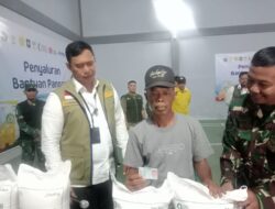 Dirut BULOG Tinjau Penyaluran Bantuan Pangan di Desa Cisaat, Pastikan Tepat Sasaran