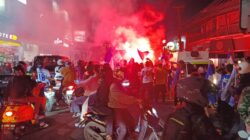 Polisi Lakukan Pengaturan Lalu Lintas Saat Konvoi Bobotoh Padati Jalan Amir Machmud