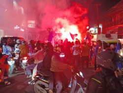 Polisi Lakukan Pengaturan Lalu Lintas Saat Konvoi Bobotoh Padati Jalan Amir Machmud