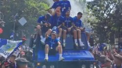 Lautan Bobotoh Birukan Bandung, Pawai Juara Persib Bandung Disambut Euforia Ribuan Suporter
