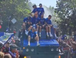 Lautan Bobotoh Birukan Bandung, Pawai Juara Persib Bandung Disambut Euforia Ribuan Suporter