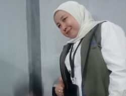 Sri Wahyuni Pastikan Timbangan Beras Sesuai Saat Monitoring Bantuan Pangan di Desa Cisaat