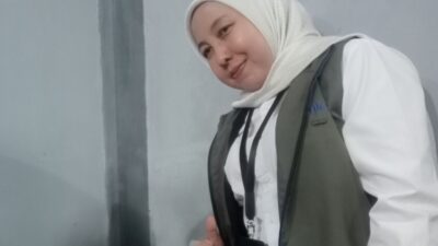 Sri Wahyuni Pastikan Timbangan Beras Sesuai Saat Monitoring Bantuan Pangan di Desa Cisaat