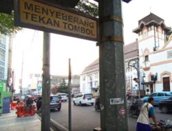 Alat Bantu Penyeberangan di Alun-Alun Bandung Dilaporkan Rusak, Warga Khawatir Keselamatan Pejalan Kaki Terancam