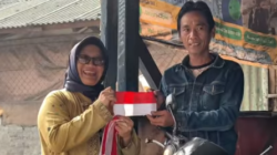 Bagikan Bendera Merah Putih ke Masyarakat, SMAN 1 Padalarang Ajak Siswa dan Guru Mensyukuri Kemerdekaan
