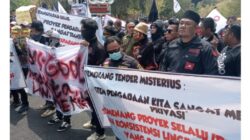 Ratusan Massa GOBBB Geruduk Pemkab Bandung Barat, Desak Sekda Dicopot hingga Ketua DPRD Mundur
