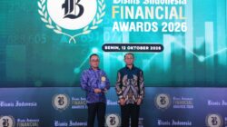 Konsisten Perluas Akses Keuangan UMKM-K, Jamkrindo Raih Penghargaan Bisnis Indonesia