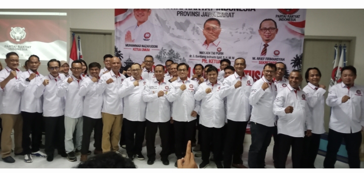 Plt Ketua DPD PRI Jabar Serahkan SK Kepada 10 DPC Kabupaten Kota